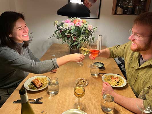 Kunden stoßen mit Weißwein + Rosé an Kunden stoßen mit Weißwein + Rosé an