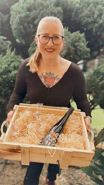 Kundin mit Geschenkset Apéritif “Lorem Ipsum” trocken Kundin mit Geschenkset Apéritif “Lorem Ipsum” trocken