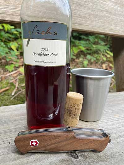 Dornfelder Rosé auf Holztisch bei Wanderung Dornfelder Rosé auf Holztisch bei Wanderung