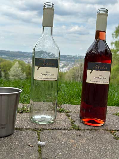 Dornfelder Rosé bei Wanderung im Tal der Wupper Dornfelder Rosé bei Wanderung im Tal der Wupper