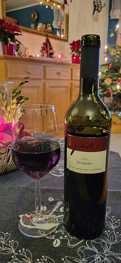 Dornfelder Rotwein auf Esstisch bei Kunden Dornfelder Rotwein auf Esstisch bei Kunden