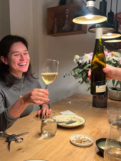 Kundin mit Gewürztramier süß Kundin mit Gewürztramier süß