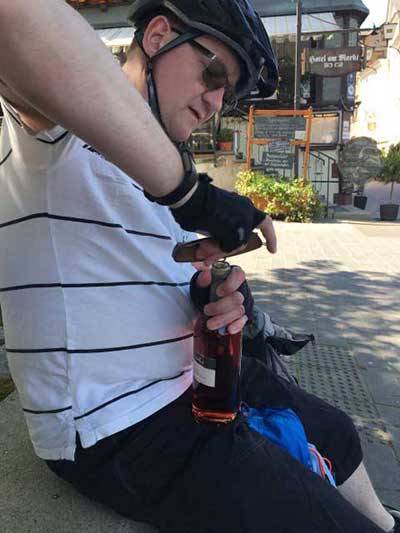 Kunde öffnet Dornfelder Rosé Kunde öffnet Dornfelder Rosé