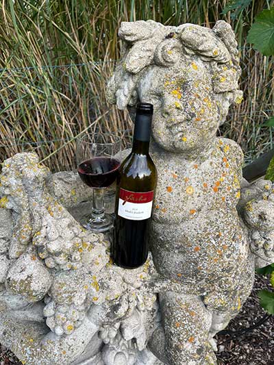 Kundenfoto Merlot Rotwein mit Skulptur Kundenfoto Merlot Rotwein mit Skulptur
