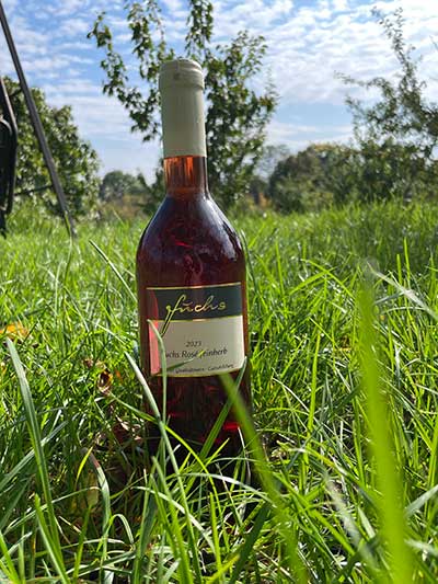 Rosé feinherb im Garten von Kunden Rosé feinherb im Garten von Kunden