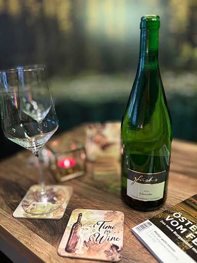 Scheurebe Literflasche auf Tisch bei Kunden Scheurebe Literflasche auf Tisch bei Kunden