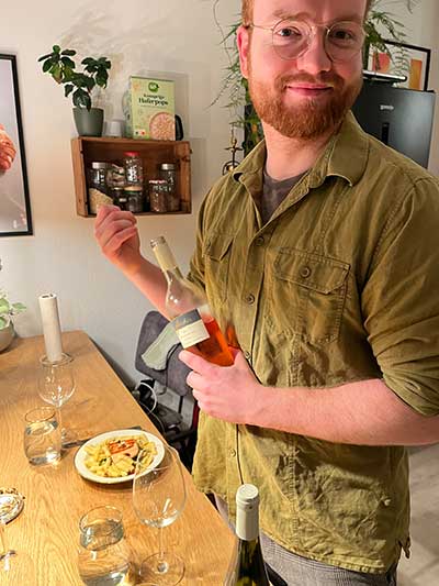 Kunde mit Spätburgunder Rosé trocken Kunde mit Spätburgunder Rosé trocken