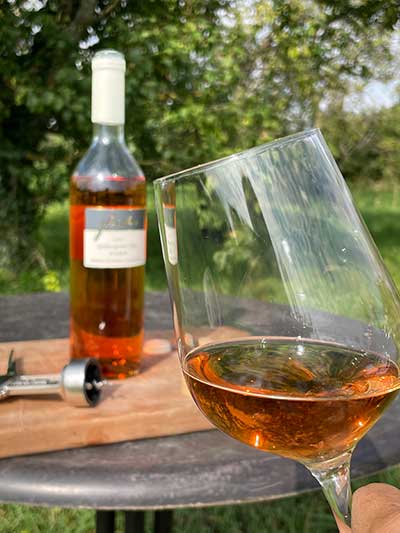 Spätburgunder Rosé trocken im Garten von Kunden Spätburgunder Rosé trocken im Garten von Kunden