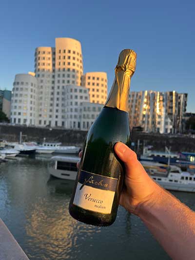 Kunde mit Versecco im Düsseldorfer Hafen Kunde mit Versecco im Düsseldorfer Hafen