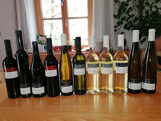 Weinflaschen auf Tisch bei Kunde zuhause Weinflaschen auf Tisch bei Kunde zuhause