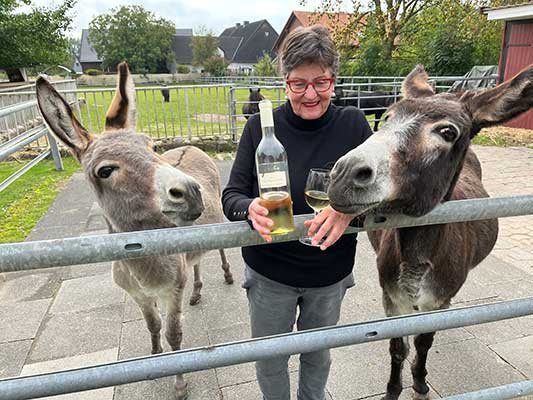 Kundin mit Weißburgunder trocken Kundin mit Weißburgunder trocken