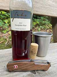 Dornfelder Rosé auf Holztisch bei Wanderung Dornfelder Rosé auf Holztisch bei Wanderung