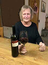 Kundin mit Dornfelder Rotwein Kundin mit Dornfelder Rotwein