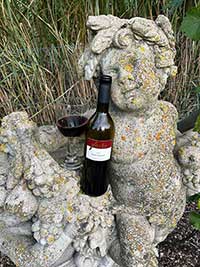 Kundenfoto Merlot Rotwein mit Skulptur Kundenfoto Merlot Rotwein mit Skulptur